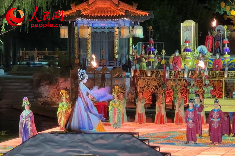 《長(zhǎng)恨歌》演出現(xiàn)場(chǎng)。人民網(wǎng)記者 李志強(qiáng)攝