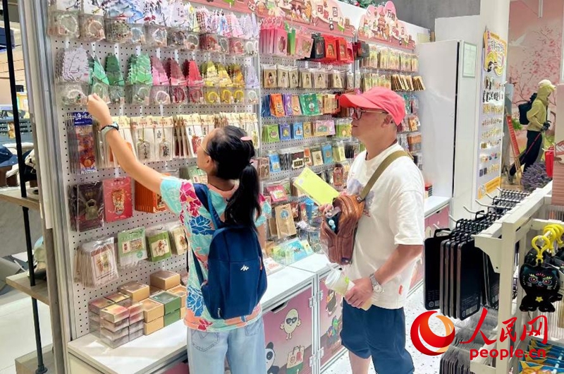 游客在文創(chuàng)店挑選商品。人民網(wǎng)記者 鄒星攝