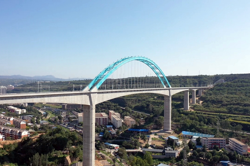 王家河特大橋接觸線建設(shè)完成。馬博攝