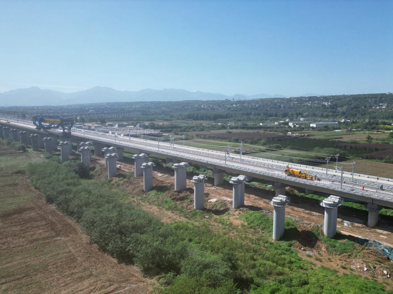 9月8日，在新建西十高鐵西安東至藍(lán)田區(qū)間，施工人員正式啟動全線鋪軌作業(yè)。劉盼利攝