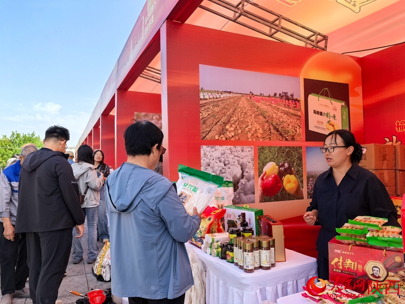 9月8日，在消費(fèi)周上，展銷商正在向市民游客推介馬鈴薯粉條。人民網(wǎng) 王麗攝