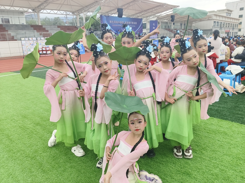 漩渦鎮(zhèn)中心小學(xué)的小演員們在表演現(xiàn)場合影留念