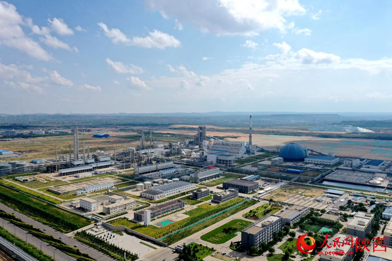陜西延長石油榆神能源化工有限責(zé)任公司50萬噸/年煤基乙醇項目航拍圖。人民網(wǎng)記者 孫挺攝