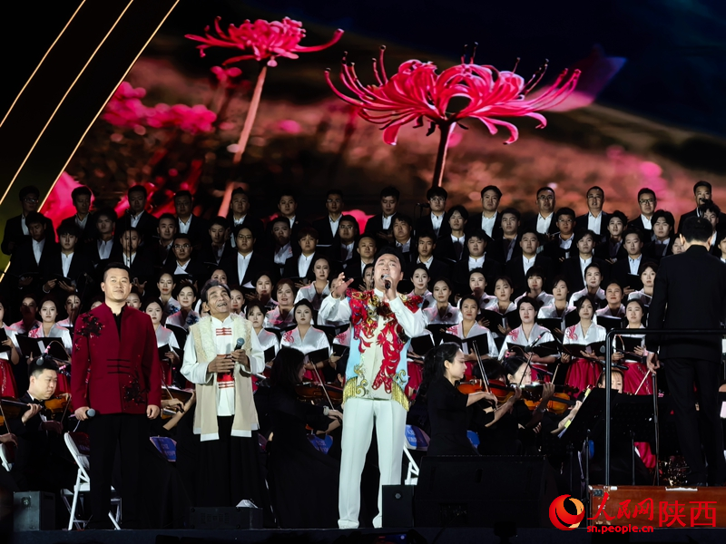兩代歌手演唱《山丹丹開花紅艷艷》。人民網(wǎng) 王麗攝