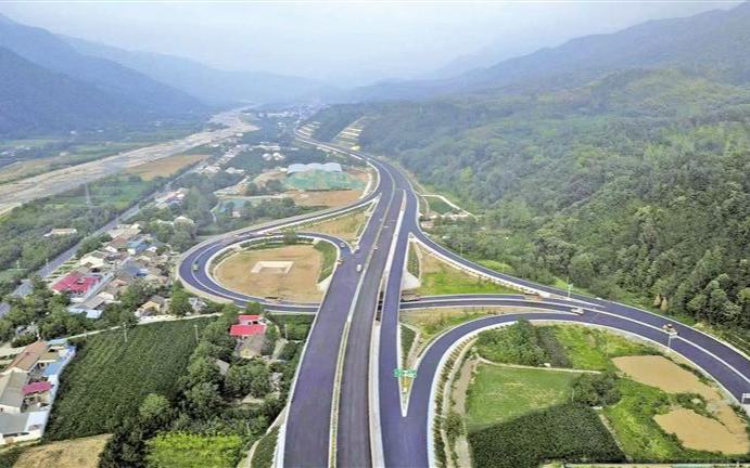 眉太高速公路全線瀝青攤鋪完成