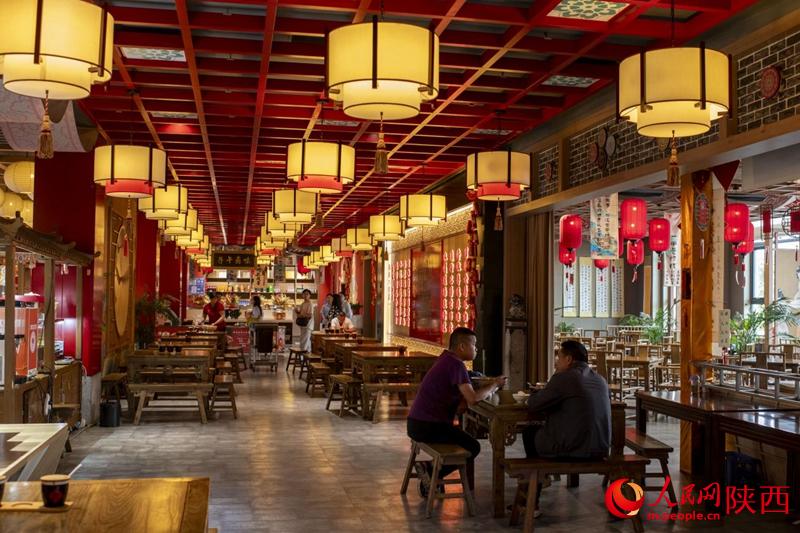 子午服務區(qū)內(nèi)的美食街。人民網(wǎng)記者 翁奇羽攝