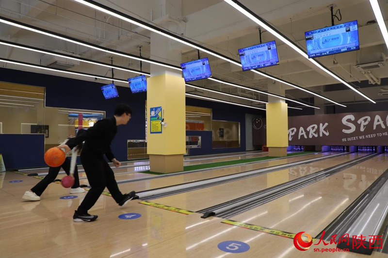 游客在西安外環(huán)高速子午服務區(qū)打保齡球。人民網(wǎng)記者 李志強攝