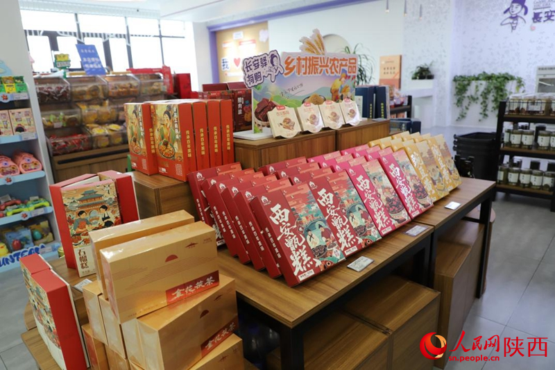 子午服務區(qū)內(nèi)售賣的特色農(nóng)副產(chǎn)品。人民網(wǎng)記者 李志強攝