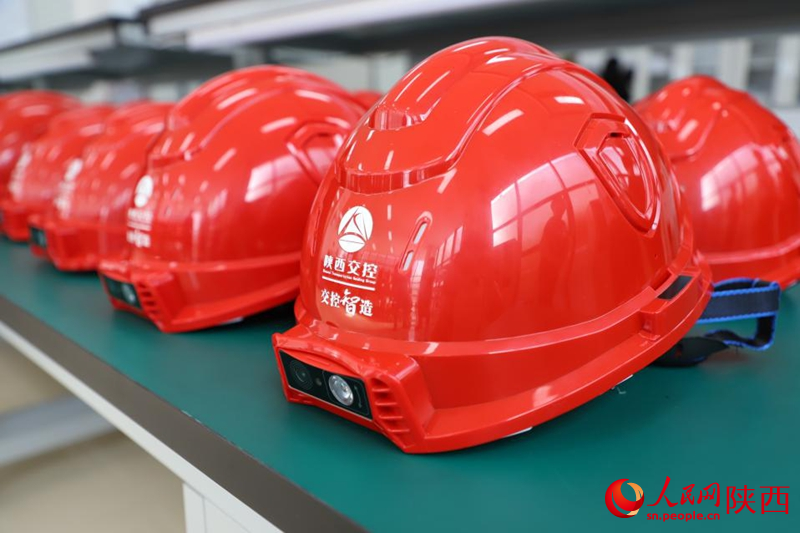 集多種功能于一體的智能安全帽。人民網(wǎng)記者 李志強(qiáng)攝