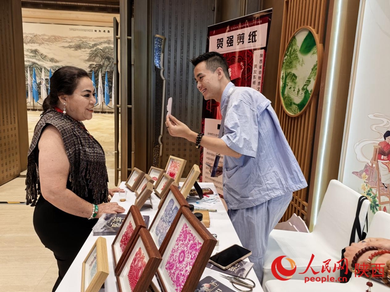 外國(guó)嘉賓正在體驗(yàn)剪紙文化。人民網(wǎng) 王麗攝