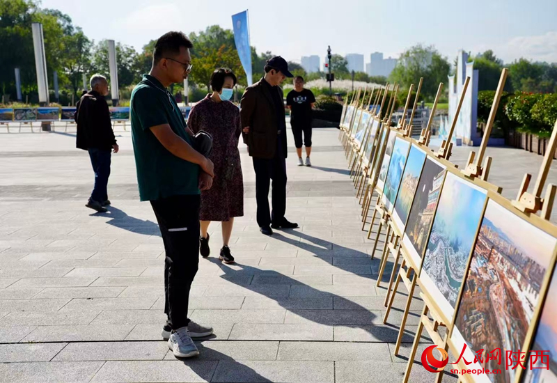 活動(dòng)現(xiàn)場(chǎng)，市民游客正在參觀漢江水文化宣傳圖片展覽。人民網(wǎng)記者 鄒星攝