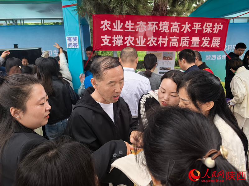 活動(dòng)現(xiàn)場(chǎng)，當(dāng)?shù)卮迕裨陂喿x農(nóng)業(yè)技術(shù)宣傳手冊(cè)。人民網(wǎng) 王麗攝