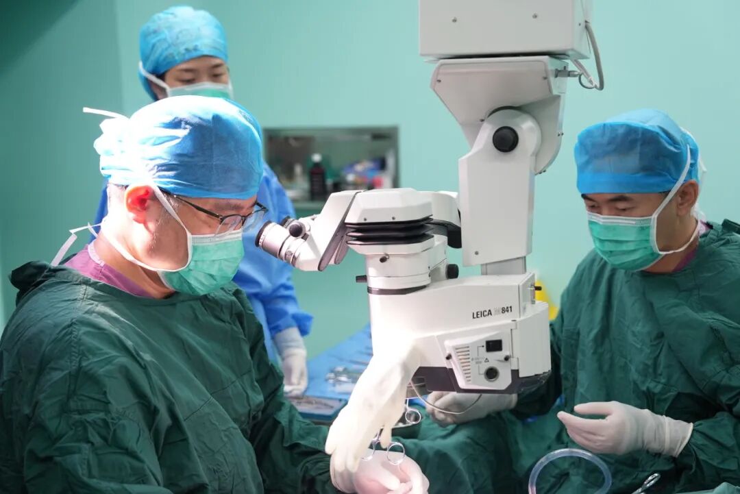 眼外傷團隊正在進行眼球復(fù)位等系列手術(shù)。西安市人民醫(yī)院（西安市第四醫(yī)院）供圖
