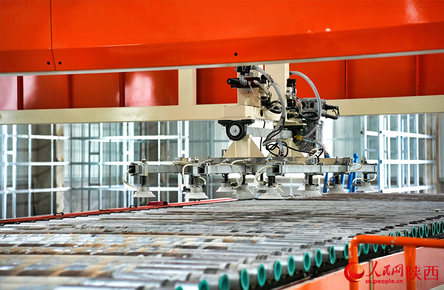 陜西生態(tài)龍門綠碳產(chǎn)業(yè)有限公司年產(chǎn)90萬平米微晶玻璃示范生產(chǎn)線。人民網(wǎng)記者 孫挺攝