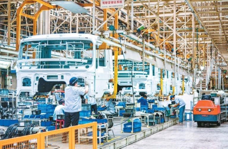 陜西汽車控股集團(tuán)有限公司總裝廠重卡生產(chǎn)線。