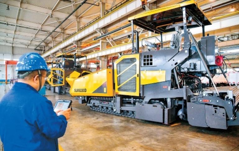 陜西建設(shè)機(jī)械股份有限公司的工程師通過手中的平板電腦操控?cái)備仚C(jī)。