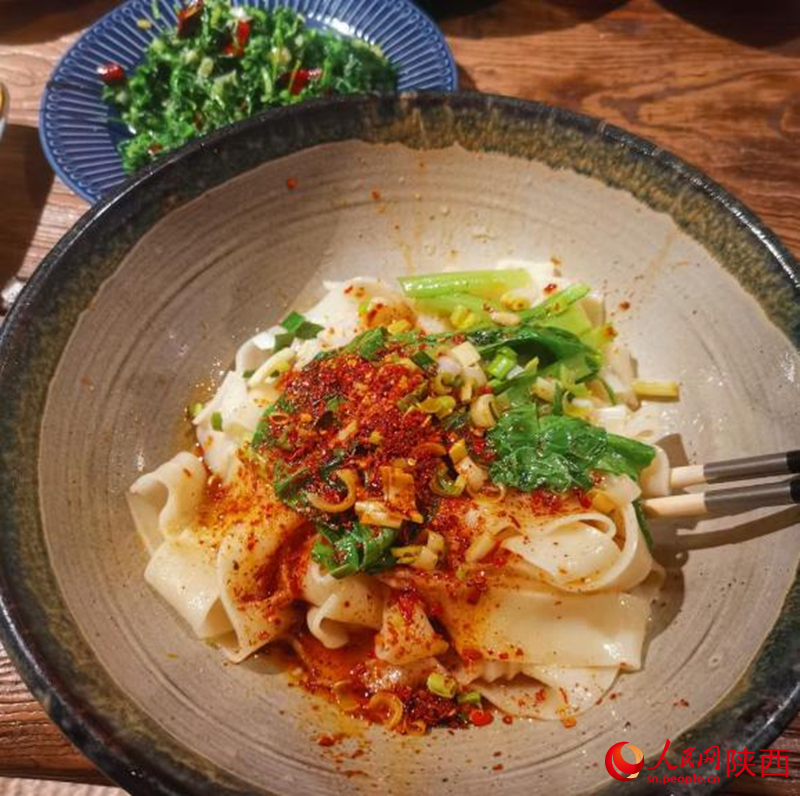西安特色美食“biangbiang面”。人民網 王麗攝