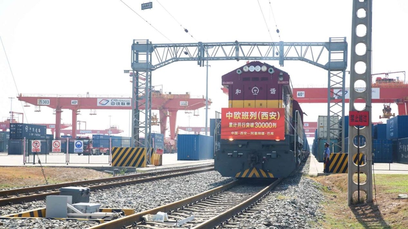 8月13日，滿載集裝箱光伏組件的X9043次中歐班列從西安國際港站駛出開往阿塞拜疆巴庫。西安市委網信辦供圖