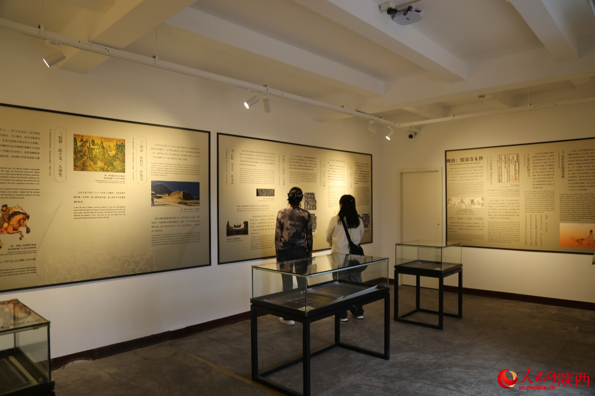 游客在42號(hào)敵樓唐代墓志拓片展館內(nèi)參觀。人民網(wǎng)記者 白鴿攝