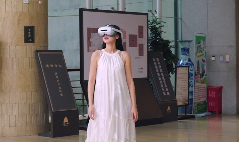游客佩戴設(shè)備體驗(yàn)《西博寶藏》數(shù)字藝術(shù)互動體驗(yàn)項(xiàng)目。西安博物院供圖