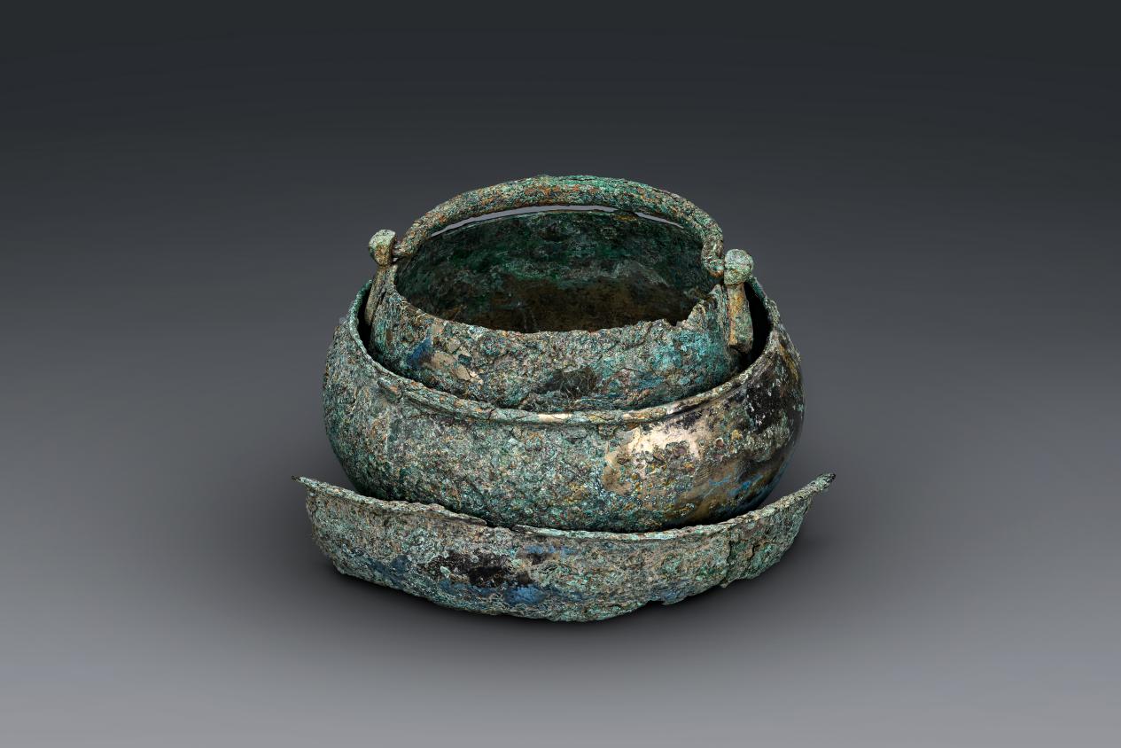 西安唐董韶容墓出土的銅提梁罐、銅缽、銅盆組合。陜西省考古研究院供圖