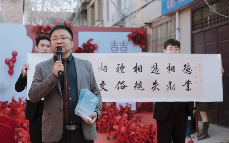 藍(lán)田新婚禮志愿者向現(xiàn)場(chǎng)群眾講述《呂氏鄉(xiāng)約》文化，引導(dǎo)鄰里鄉(xiāng)親愛國(guó)愛鄉(xiāng)、與人為善、與鄰為友、互幫互助。藍(lán)田縣委宣傳部供圖