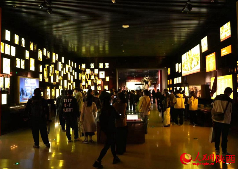 10月16日，游客在延安革命紀(jì)念館內(nèi)參觀。人民網(wǎng)記者 鄒星攝