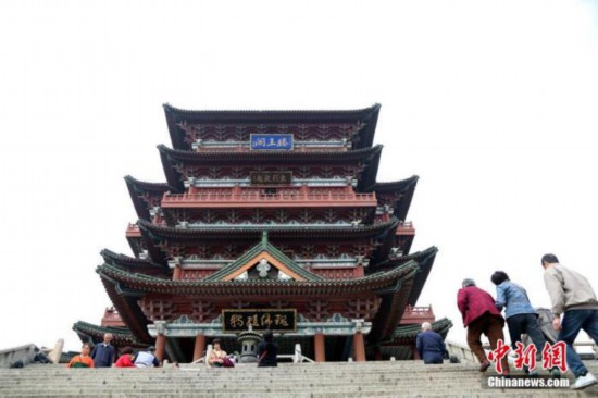 資料圖：重陽佳節(jié)。民眾來到位于江西南昌的滕王閣旅游區(qū)，登高祈福。<a target='_blank' href='/'><p  align=