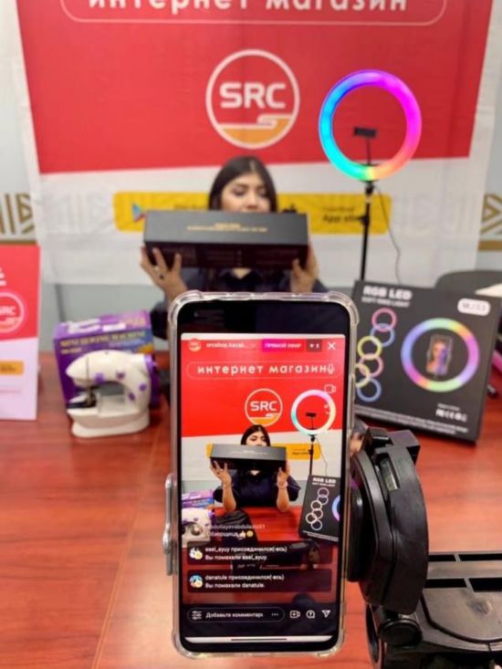 某跨境電商平臺主播在海外倉內(nèi)直播帶貨。受訪者供圖