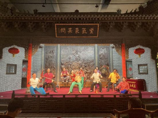 穆忠民（左二）在渭南市非物質(zhì)文化展示傳習館表演。人民網(wǎng) 吳德鋒 攝