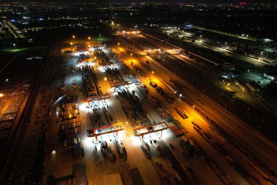 夜幕降臨，西安國際港站內(nèi)燈火通明（無人機拍攝）。人民網(wǎng) 黨童 攝