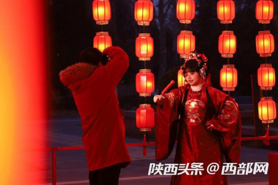 園區(qū)內(nèi)各處燈籠裝飾讓人們包圍在燈火盛景中。