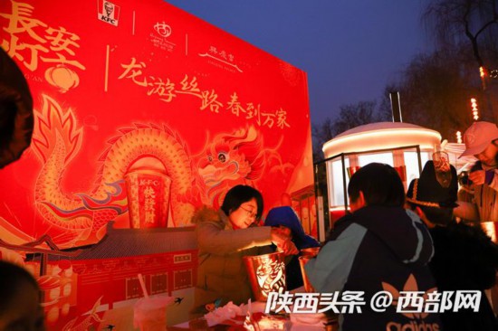 鯉魚燈、手提燈籠等花燈，在燈市里都可以找到，更有非遺傳人現(xiàn)場(chǎng)制作燈籠，手法嫻熟，工藝精湛。
