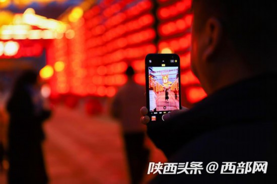 一組飛騰的巨龍和靈動(dòng)的錦鯉花燈，為來(lái)往市民游客送上“魚躍龍門”的美好祝愿，吸引了一眾市民游客在花燈前拍照打卡，將新年的氛圍直接拉滿。