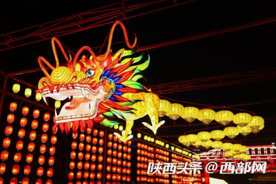 6米高的龍騰盛世龍燈長(zhǎng)廊，兩側(cè)的紅色燈籠喜慶吉祥，中間一條盤旋向前的龍燈神采奕奕，為大家送來(lái)“進(jìn)門紅”的祝福。