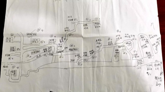 姚國(guó)生的手繪地圖上，密密麻麻地記錄著脫貧戶人員信息。人民網(wǎng)記者 邱燁攝。