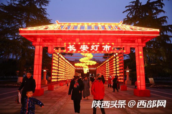 花燈與古色古香的建筑交相輝映，形成恢弘壯美、流光溢彩的美麗景象。