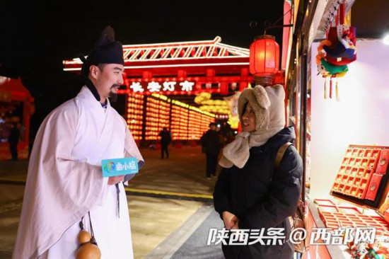 李白在集市中隨機(jī)與路人互動(dòng)，游客可與“李白“”對(duì)詩(shī)，展現(xiàn)自己的文學(xué)才華。