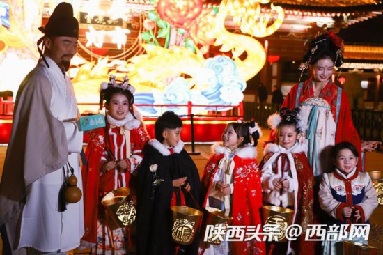 春節(jié)臨近，西安市興慶宮公園新春燈會(huì)也正式開燈，栩栩如生的巨型花燈構(gòu)成璀璨燈海，令游客流連忘返。