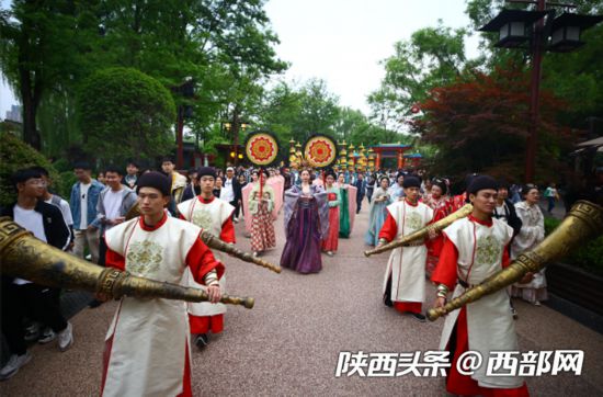 大唐芙蓉園唐文化主題巡游，再現(xiàn)熙攘繁盛大唐景象。