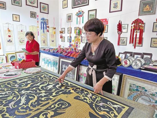 在旬邑秦繡手工藝品專業(yè)合作社，喬鳳娥正在介紹秦繡（資料照片）。琚鵬飛攝
