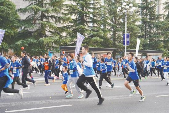10月27日，2024寶雞馬拉松比賽現(xiàn)場(chǎng)，參賽選手正奮力奔跑。李靜茹攝