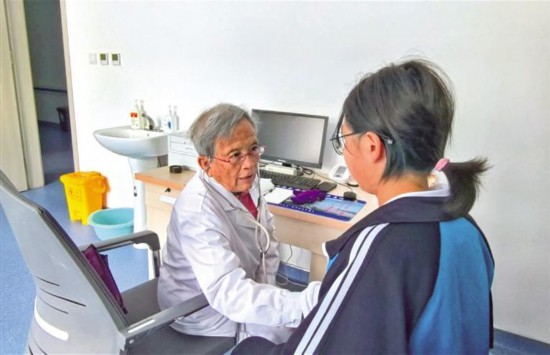 九月二十三日，路生梅在佳縣人民醫(yī)院義診（資料照片）。李旭佳攝