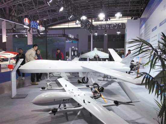 十一月二十二日，中國（西安）國際低空經(jīng)濟發(fā)展大會展館內(nèi)，來自省內(nèi)外低空經(jīng)濟領(lǐng)域數(shù)十家企業(yè)的新產(chǎn)品紛紛亮相。圖為陜西德鑫智能科技有限公司展出的無人機系列產(chǎn)品。沈謙攝