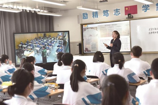 拉薩阿里地區(qū)高級中學學生與西安高新一中學生通過5G網(wǎng)絡同上一節(jié)思政課。