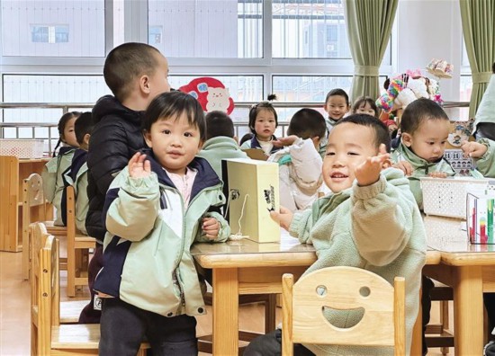十一月二十二日，寶雞市鳳翔區(qū)第三幼兒園的孩子在教室上課。