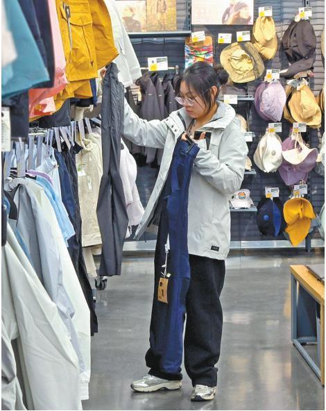 12月4日，西安市民在迪卡儂辛家廟店選購(gòu)戶外運(yùn)動(dòng)裝備。