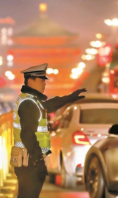 2月1日，西安市公安局交警支隊(duì)碑林大隊(duì)民警堅(jiān)守崗位，保障轄區(qū)內(nèi)道路暢通。許奧博攝