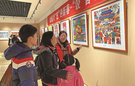 1月22日，市民在西安市群眾藝術(shù)館里欣賞年畫作品。