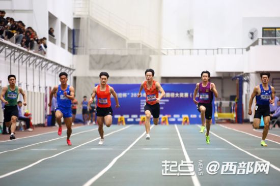 陜西運(yùn)動(dòng)員張家綸在60米比賽中。